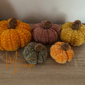 Horgolt plüss közepes tök dekoráció (Messza) - otthon & életmód - dekoráció - halloween - halloweeni tök és lámpás - Meska.hu