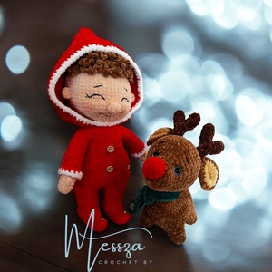 Horgolt Manó karácsonyi kapucnis kezeslábasban ,  amigurumi (Messza) - karácsony - karácsonyi lakásdekoráció - karácsonyi manók, figurák - Meska.hu