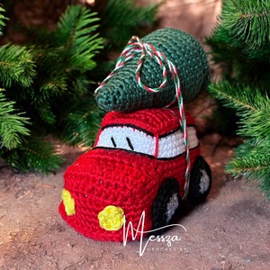 Horgolt kis autó fenyőfával a tetején amigurumi (Messza) - karácsony - karácsonyi lakásdekoráció - karácsonyi manók, figurák - Meska.hu