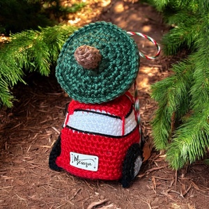 Horgolt kis autó fenyőfával a tetején amigurumi (Messza) - karácsony - karácsonyi lakásdekoráció - karácsonyi manók, figurák - Meska.hu