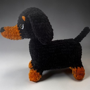 Horgolt plüss tacskó amigurumi (Messza) - játék & sport - plüssállat & játékfigura - kutya - Meska.hu