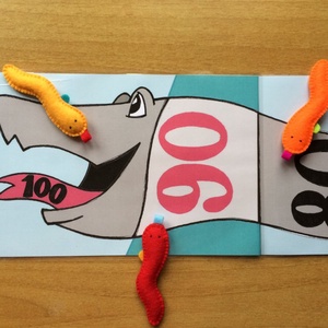 Kukacvető, célba dobást gyakorló családi társasjáték 8 db filc állatfigurával - baba - mama - baba játékok - waldorf játékok - Meska.hu