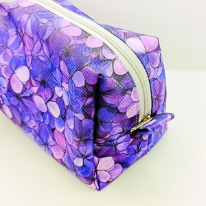 Lila virágmintás - vízhatlan piperetáska - táska & tok - neszesszer - Meska.hu