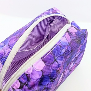 Lila virágmintás - vízhatlan piperetáska - táska & tok - neszesszer - Meska.hu