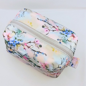 Bájos virágos - vízhatlan piperetáska - táska & tok - neszesszer - Meska.hu