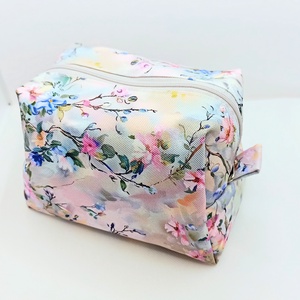 Bájos virágos - vízhatlan piperetáska - táska & tok - neszesszer - Meska.hu