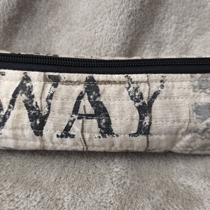 Tolltartó, feliratos, szürke, Otthon & Életmód, Papír, írószer, Tolltartó & Ceruzatekercs, Varrás, MESKA