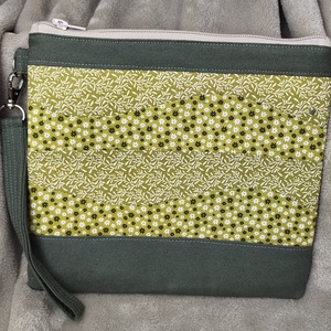 Zöld virágos-leveles pachwork lapos neszesszer - Meska.hu