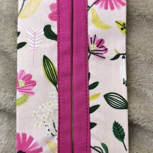 Rózsaszín virágos papír zsebkendő tartó - Meska.hu