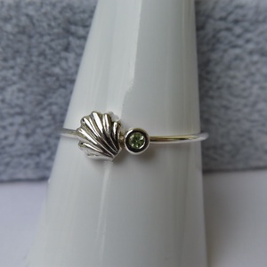 ezüstgyűrű zöld turmalinnal és kagylóval - ékszer - gyűrű - vékony gyűrű - Meska.hu