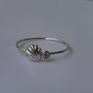 ezüstgyűrű zöld turmalinnal és kagylóval - ékszer - gyűrű - vékony gyűrű - Meska.hu