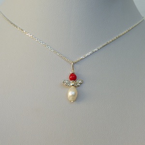ezüst angyalka medál korallal és gyönggyel - ékszer - nyaklánc - medál - Meska.hu
