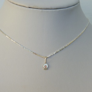 narancs színű zafíros ezüstmedál lánccal, Ékszer, Nyaklánc, Medálos nyaklánc, Ékszerkészítés, Ötvös, 925-ös finomságú ezüstből készült olvasztott, majd lapított golyóba egy 2,2 mm-es narancs színű zaf..., MESKA