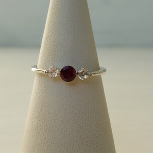  gránátos cirkóniás ezüstgyűrű    - ékszer - gyűrű - vékony gyűrű - Meska.hu