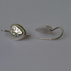 mintás szíves ezüst fülbevaló - ékszer - fülbevaló - lógó fülbevaló - Meska.hu