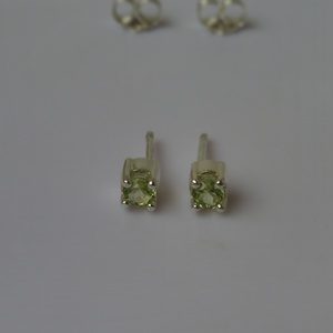 ezüst fülbevaló peridottal - ékszer - fülbevaló - pötty fülbevaló - Meska.hu