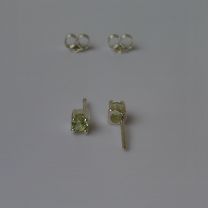 ezüst fülbevaló peridottal - ékszer - fülbevaló - pötty fülbevaló - Meska.hu