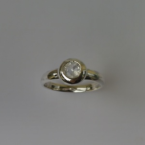 buttonos ezüstgyűrű holdkővel - ékszer - gyűrű - statement gyűrű - Meska.hu