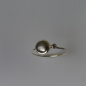 ezüstgyűrű szürke gyönggyel és ametiszttel  - ékszer - gyűrű - szoliter gyűrű - Meska.hu