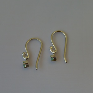 mozgó smaragdos ezüst fülbevaló - ékszer - fülbevaló - lógó fülbevaló - Meska.hu