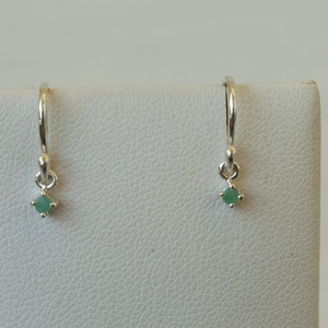 mozgó smaragdos ezüst fülbevaló - ékszer - fülbevaló - lógó fülbevaló - Meska.hu