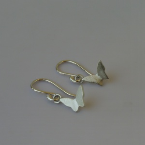 mozgó pillangós ezüst fülbevaló - ékszer - fülbevaló - lógó fülbevaló - Meska.hu