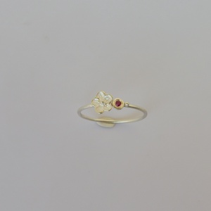 virágos ezüstgyűrű rubinnal  - ékszer - gyűrű - vékony gyűrű - Meska.hu