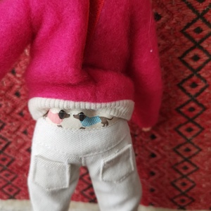 Barbie babaruha rojtos farmernadrág tacskós övpánttal, Játék & Sport, Baba & babaház, Babaruha, babakellék, Varrás, MESKA