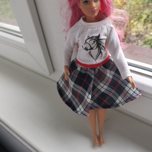 Barbie babaruha lovacskás matricával, Játék & Sport, Baba & babaház, Barbie ruhák, Varrás, Egyedi, varrott Barbie ruha, fekete fehér kockás pamut anyagból, a fölső részén lovacskás matrica d..., MESKA