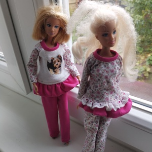 Barbie fodros aljú szabadidőruha matricás felsővel, Játék & Sport, Baba & babaház, Babaruha, babakellék, Varrás, MESKA