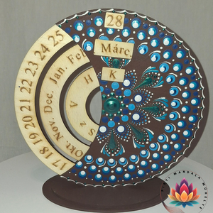 Öröknaptár mandala díszítéssel, barna - kék - fehér színekkel (20 cm magas), Otthon & Életmód, Dekoráció, Fali és függő dekoráció, Falinaptár & Öröknaptár, Festett tárgyak, Festészet, MESKA