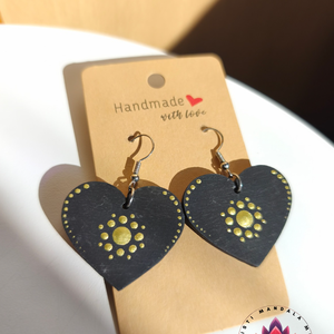 Fa szív alakú fülbevaló (fekete alapon arany díszítés), Ékszer, Fülbevaló, Lógó fülbevaló, Festett tárgyak, Festészet, MESKA