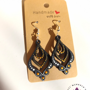 Fa fülbevaló (virág-narancs, fehér), Ékszer, Fülbevaló, Lógó fülbevaló, Festett tárgyak, Festészet, MESKA