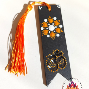 OM könyvjelző (narancs, fehér) , Könyv & Zene, Könyvjelző, Festett tárgyak, Festészet, MESKA