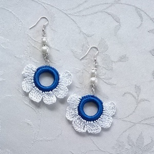 Kék és fehér horgolt fülbevaló - ékszer - fülbevaló - lógós kerek fülbevaló - Meska.hu