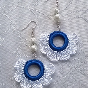 Kék és fehér horgolt fülbevaló - ékszer - fülbevaló - lógós kerek fülbevaló - Meska.hu