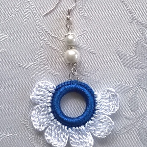 Kék és fehér horgolt fülbevaló - ékszer - fülbevaló - lógós kerek fülbevaló - Meska.hu