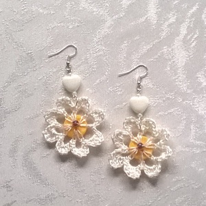 Fehér horgolt virág - ékszer - fülbevaló - lógós kerek fülbevaló - Meska.hu