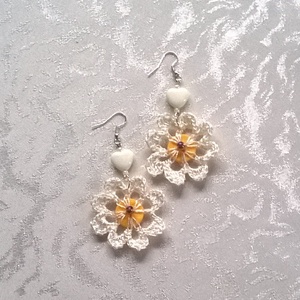 Fehér horgolt virág - ékszer - fülbevaló - lógós kerek fülbevaló - Meska.hu