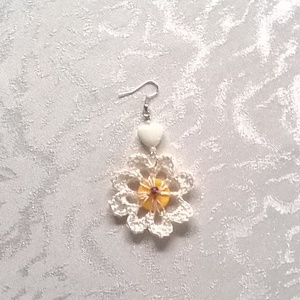 Fehér horgolt virág - ékszer - fülbevaló - lógós kerek fülbevaló - Meska.hu