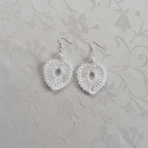 Fehér horgolt szívecske  - ékszer - fülbevaló - lógó fülbevaló - Meska.hu