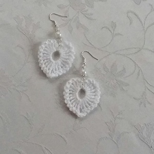 Fehér horgolt szívecske  - ékszer - fülbevaló - lógó fülbevaló - Meska.hu