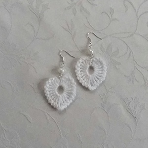 Fehér horgolt szívecske  - ékszer - fülbevaló - lógó fülbevaló - Meska.hu