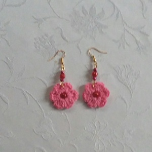 Rózsaszín horgolt virág - ékszer - fülbevaló - lógós kerek fülbevaló - Meska.hu