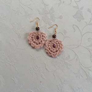 Beige horgolt fülbevaló - ékszer - fülbevaló - lógó fülbevaló - Meska.hu