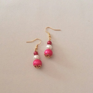 Pink és fehér gyöngyök - ékszer - fülbevaló - lógó fülbevaló - Meska.hu