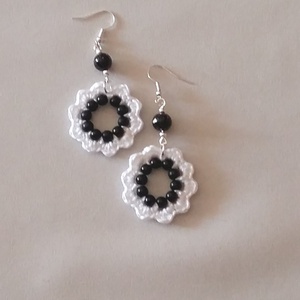 Fehér virág fekete gyöngyyök - ékszer - fülbevaló - lógós kerek fülbevaló - Meska.hu