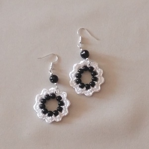 Fehér virág fekete gyöngyyök - ékszer - fülbevaló - lógós kerek fülbevaló - Meska.hu