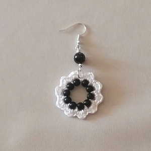 Fehér virág fekete gyöngyyök - ékszer - fülbevaló - lógós kerek fülbevaló - Meska.hu
