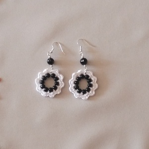 Fehér virág fekete gyöngyyök, Ékszer, Fülbevaló, Lógós kerek fülbevaló, Ékszerkészítés, Horgolás, MESKA